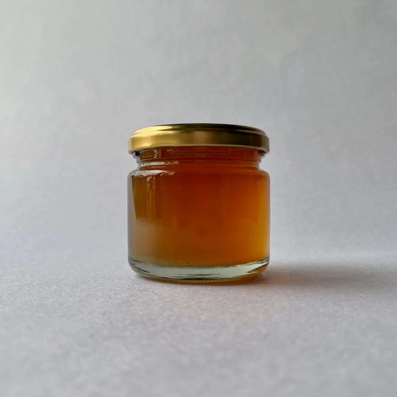 ニホンミツバチの生蜂蜜・黄金色・花粉比率高め（ガラス瓶 140g